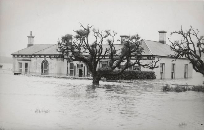M.COX'S HOUSE SPRING GARDENS WARRNAMBOOL ca 1946. Image courtesy of the State Library of Victoria. http://handle.slv.vic.gov.au/10381/107848